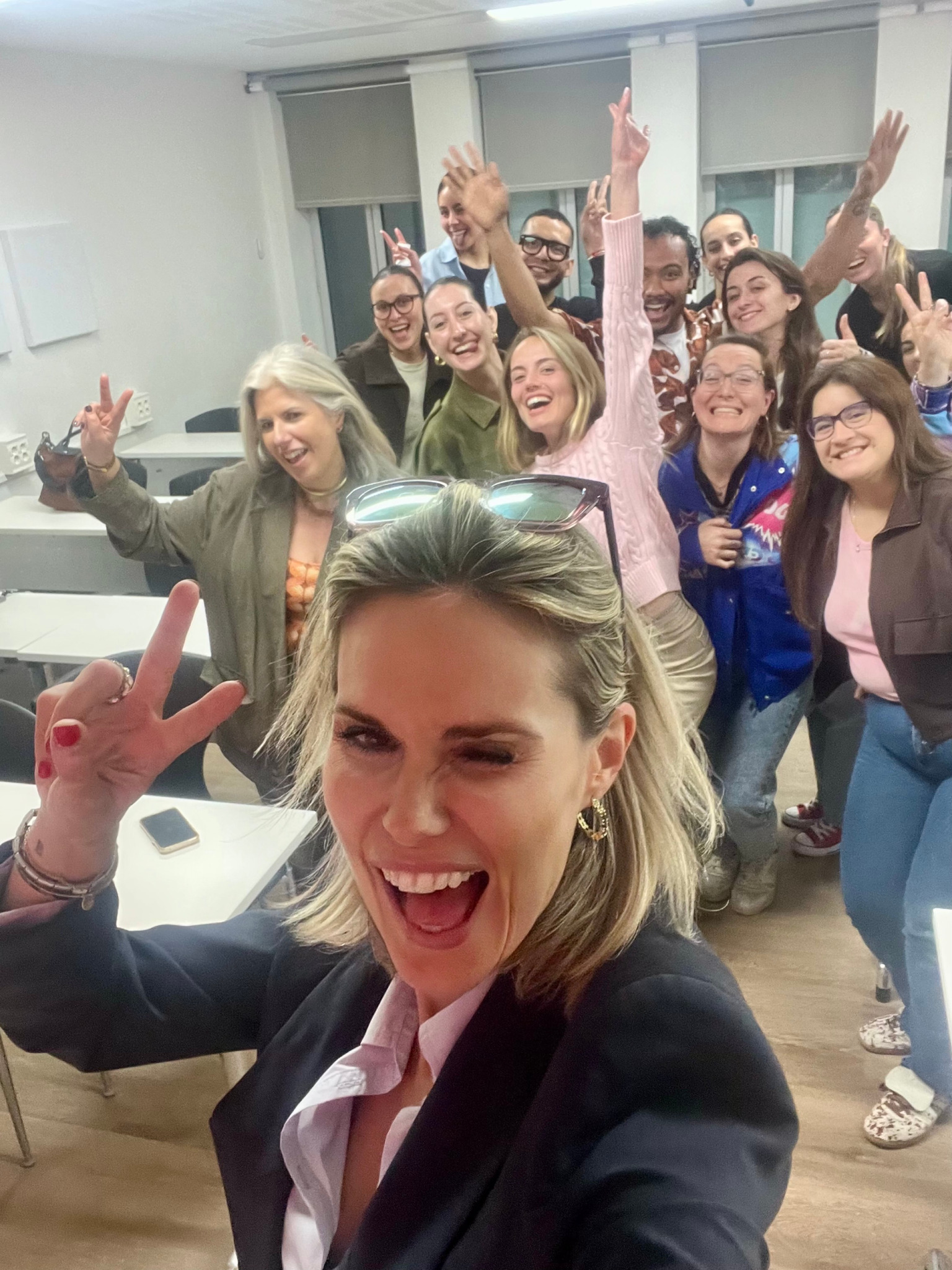 Laura Xicota con un grupo de estudiantes al terminar una sesión