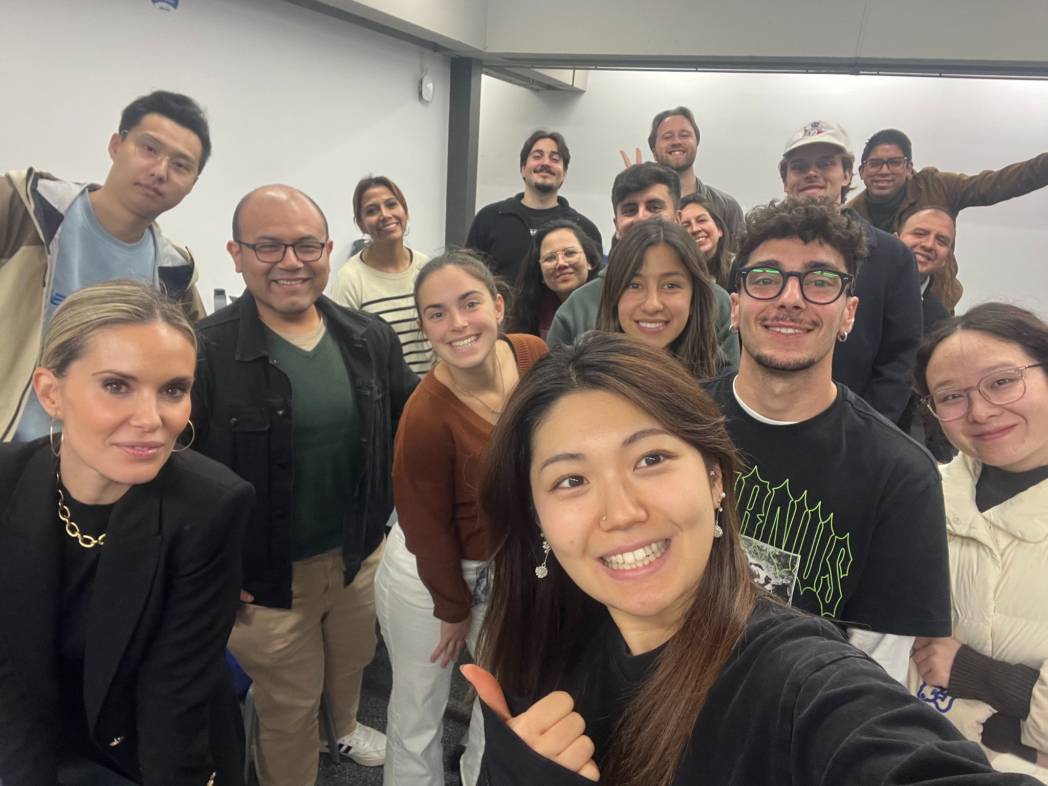 Laura Xicota con estudiantes en la Facultad de Economía de la Universidad de Barcelona