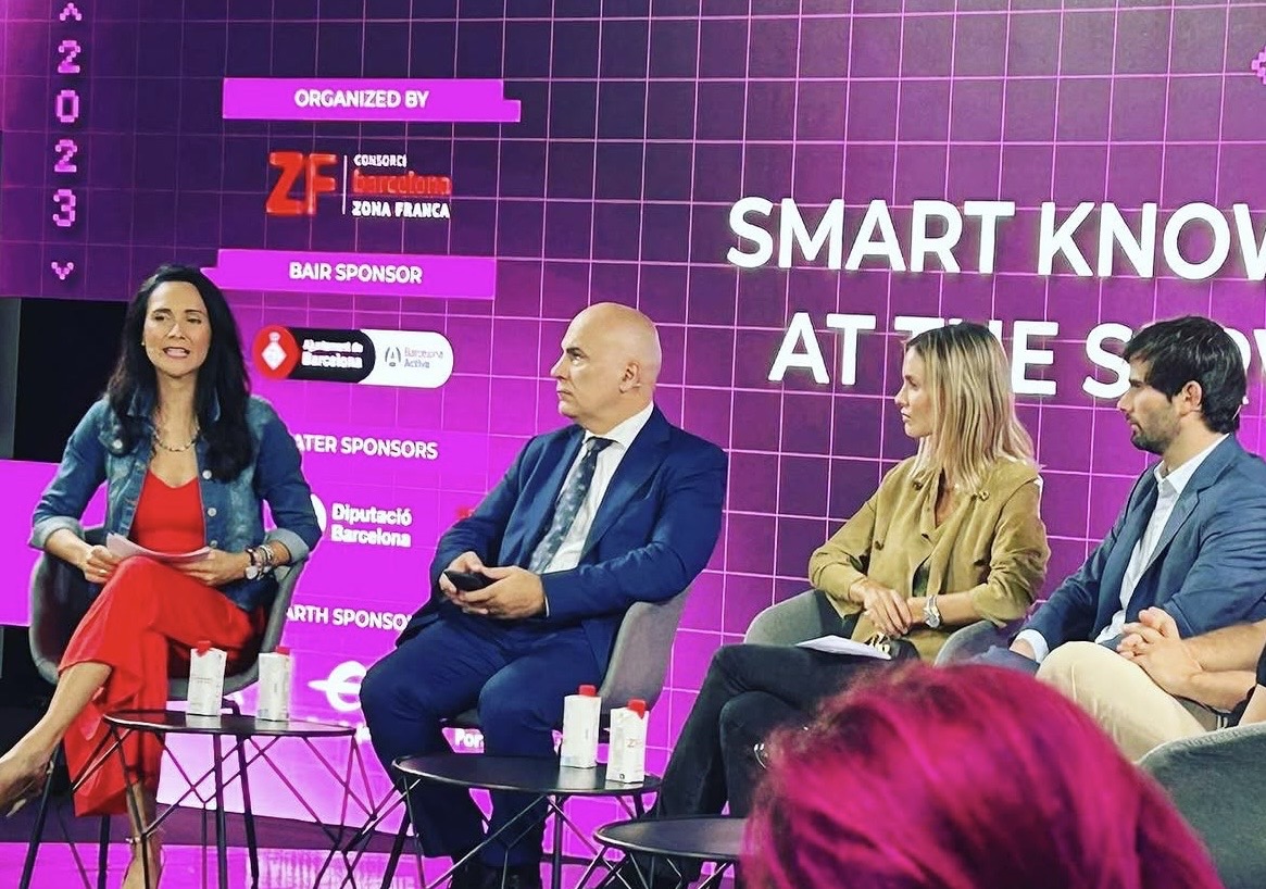 Laura Xicota participando en un panel de BNEW Barcelona
